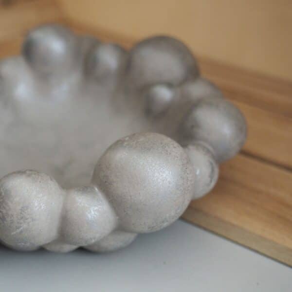 Bubble beton tál ezüst díszítéssel 12,5x12,5x4 cm impregnált kivitelben modern beton lakberendezéshez