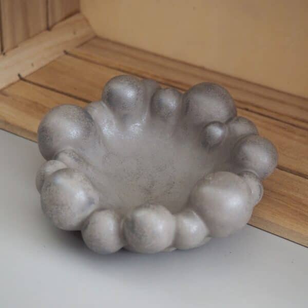 Bubble beton tál ezüst díszítéssel 12,5x12,5x4 cm impregnált kivitelben modern beton lakberendezéshez