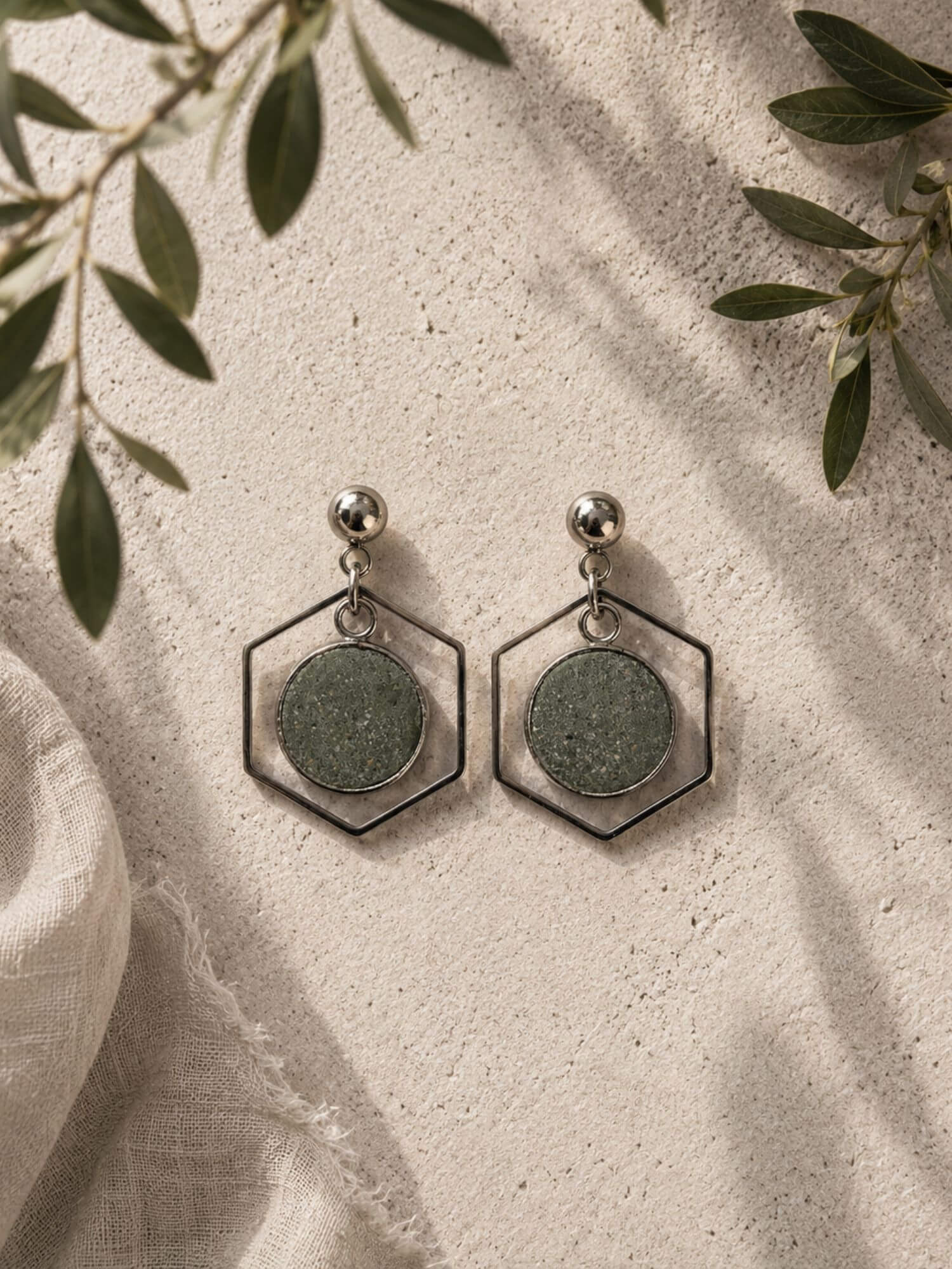 HEXA bedugós hosszú beton fülbevaló szürkészöld 1 Hexa szürkés-zöld