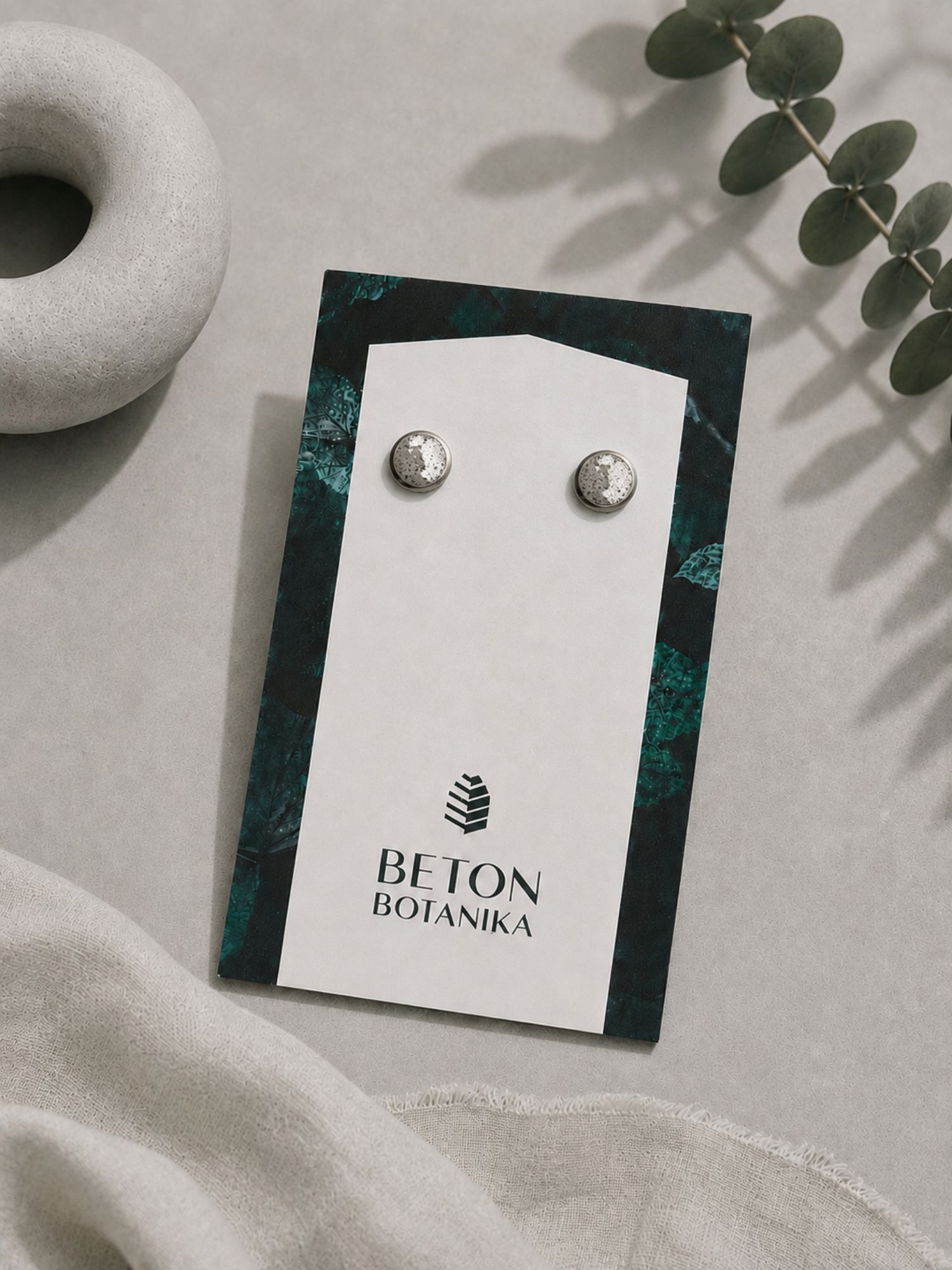 DOT FOR YOU – 6 mm szürke beton bedugós fülbevaló ezüst füstfóliával 1 DOT FOR YOU – 6 mm szürke beton bedugós fülbevaló ezüst füstfóliával