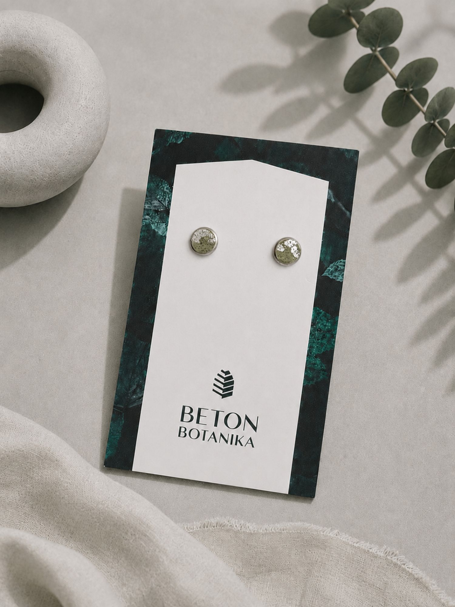 DOT FOR YOU – 6 mm világoszöld beton bedugós fülbevaló ezüst füstfóliával 1 DOT FOR YOU – 6 mm világoszöld beton bedugós fülbevaló ezüst füstfóliával