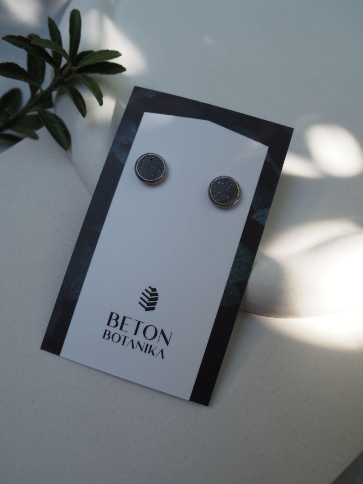 DOT FOR YOU – 8 mm antracit szürke beton bedugós fülbevaló 1 DOT FOR YOU – 8 mm antracit szürke beton bedugós fülbevaló