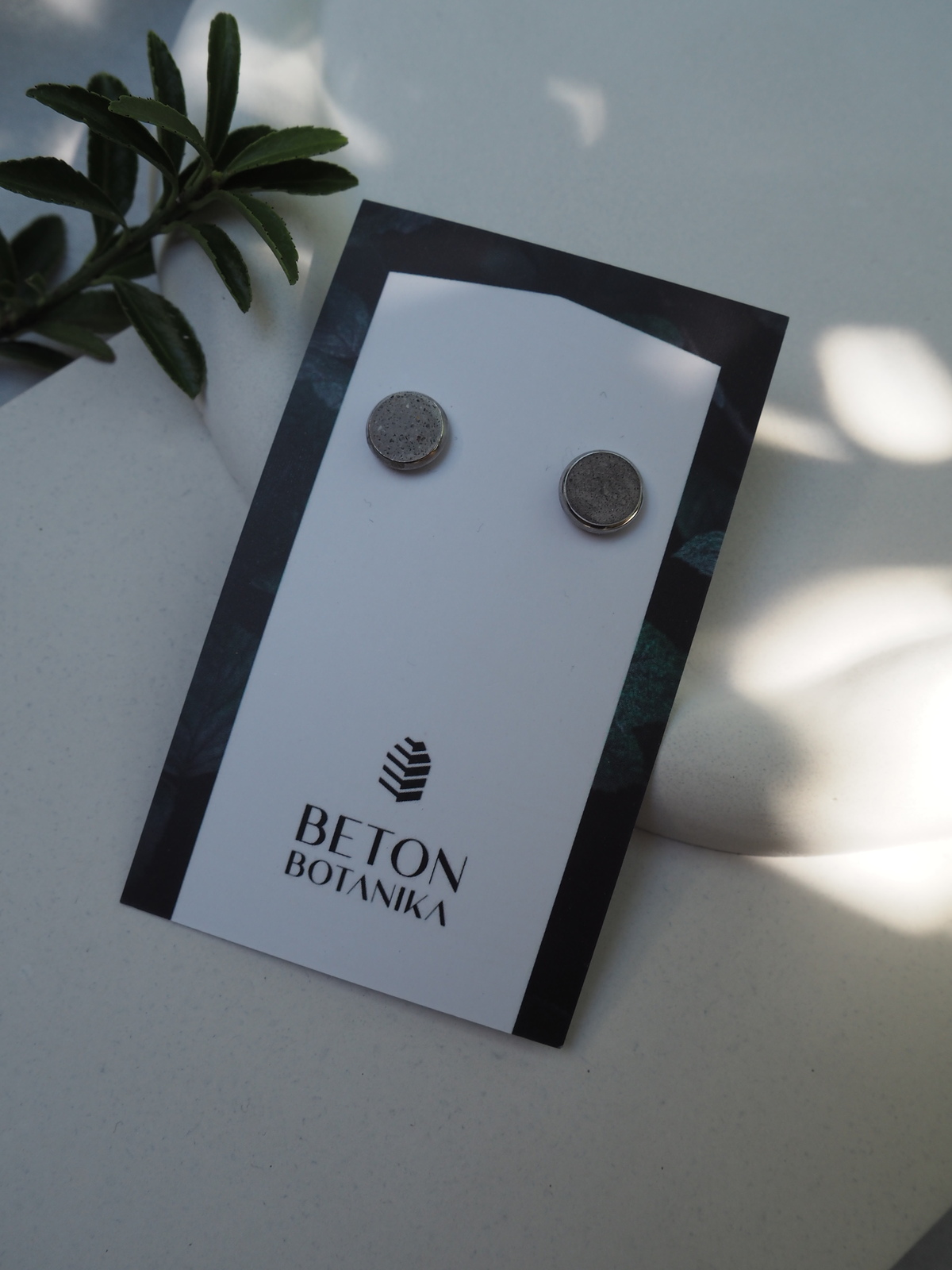 DOT FOR YOU – 8 mm szürke beton bedugós fülbevaló, ezüst 1 DOT FOR YOU – 8 mm szürke beton bedugós fülbevaló, ezüst
