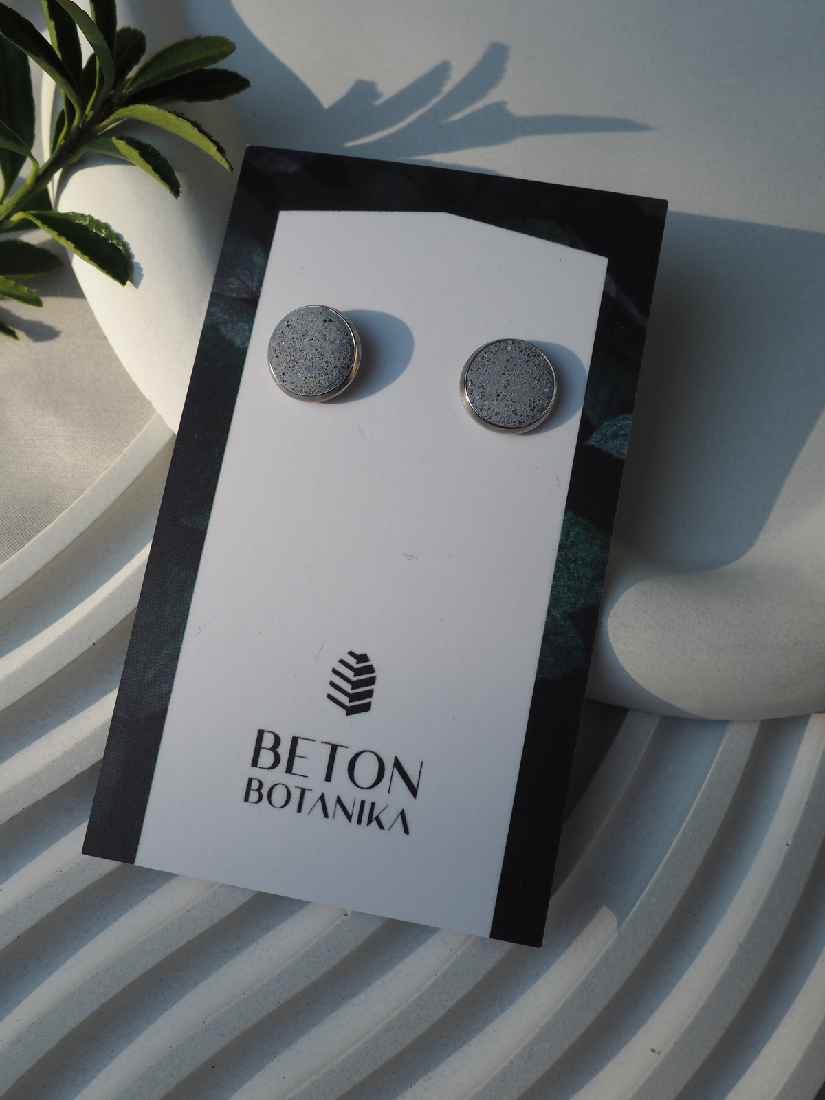 DOT FOR YOU – 10 mm szürkéskék beton bedugós fülbevaló ezüst foglalattal 1 DOT FOR YOU – 10 mm szürkéskék beton bedugós fülbevaló ezüst foglalattal